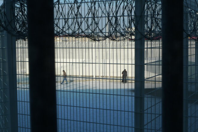 Ça s’est passé dans les douches, on m’avait mis un sac sur la tête...