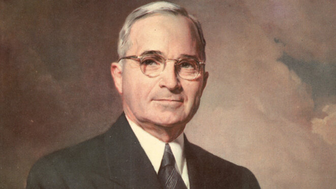 « Je savais que ce je faisais lorsque j'ai arrêté la guerre… Je n'ai aucun regret et, dans les mêmes circonstances, je le referais » - Harry S. Truman, président des Etats-Unis d'Amérique au moment du bombardement des populations civiles d'Hiroshima et Nagasaki à la bombe A, mort à 88 ans, ne s'est jamais suicidé dans son bunker. « Je savais que ce je faisais lorsque j'ai arrêté la guerre… Je n'ai aucun regret et, dans les mêmes circonstances, je le referais » - Harry S. Truman, président des Etats-Unis d'Amérique au moment du bombardement des populations civiles d'Hiroshima et Nagasaki à la bombe A, mort à 88 ans, ne s'est jamais suicidé dans son bunker.