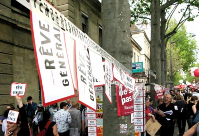 2010, manifestation à Paris contre la réforme des retraites (photo Bernard Dimier : www.nepasplier.fr ) 2010, manifestation à Paris contre la réforme des retraites (photo Bernard Dimier : www.nepasplier.fr )