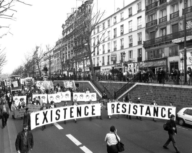 Slogan (depuis 1994) : manifestation en faveur des transports gratuits pour les chômeurs, organisée avec la participation de Ne Pas Plier. Slogan (depuis 1994) : manifestation en faveur des transports gratuits pour les chômeurs, organisée avec la participation de Ne Pas Plier.