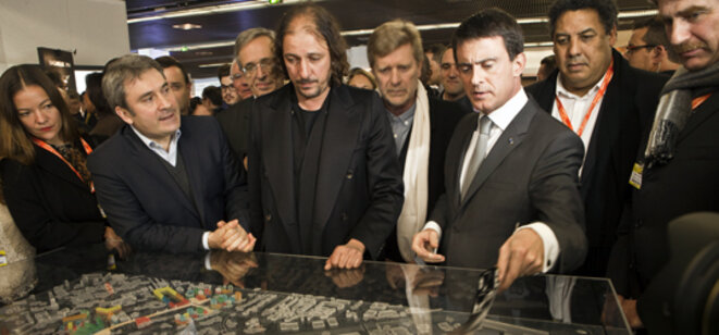Manuel Valls lors de la présentation du projet urbain aux côtés de l'architecte, en 2014. © DR