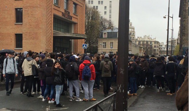 Les lycéens rassemblés devant le lycée Bergson © FZ Les lycéens rassemblés devant le lycée Bergson © FZ