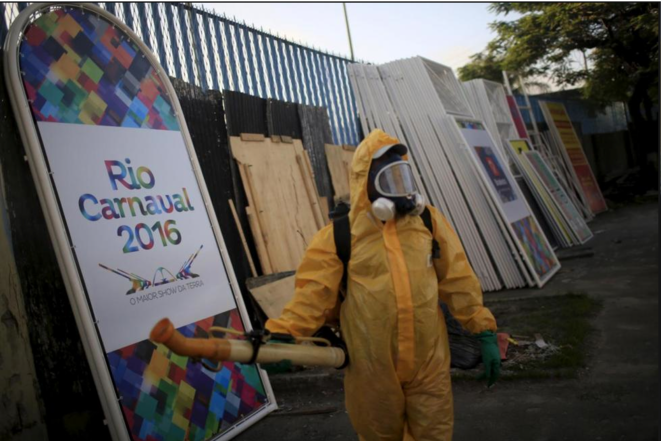 Un employé municipal s'apprête à répandre de l'insecticide contre le Zika sur le sambodrome de Rio, en janvier 2016 © Reuters/Pilar Olivares Un employé municipal s'apprête à répandre de l'insecticide contre le Zika sur le sambodrome de Rio, en janvier 2016 © Reuters/Pilar Olivares