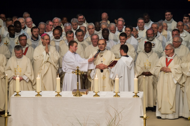 À droite de l'image, au deuxième rang, le père Preynat assiste à la cérémonie de bénédiction des huiles saintes célébrée par le cardinal Barbarin le 1er avril 2015. © lyon.catholique.fr