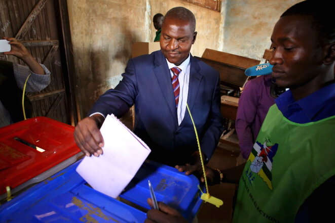Faustin-Archange Touadéra vote pour le deuxième tour des élections, le 14 février 2016 à Bangui. © Reuters