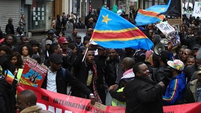 Kabila dégage 2016 ! Paris ne tombera JAMAIS !!!  Freddy-mulongo-manif1jpg