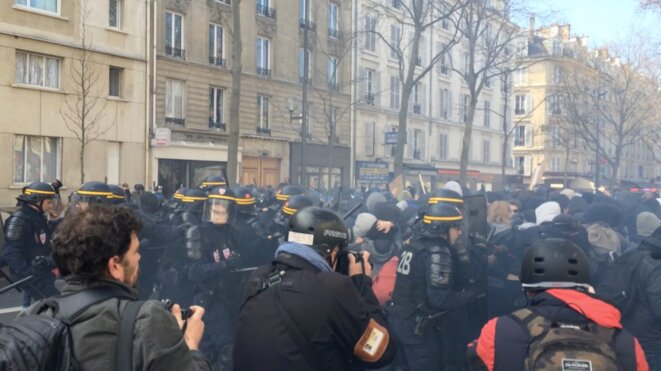 Des policiers de la BAC matraque télescopique sortie le long du cortège lycéen © CG Des policiers de la BAC matraque télescopique sortie le long du cortège lycéen © CG