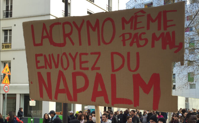Slogan lycéen dans la manifestation à Paris © KS Slogan lycéen dans la manifestation à Paris © KS