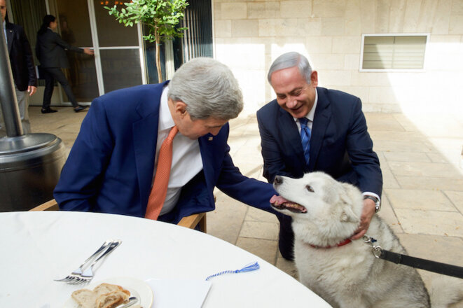 Netanyahou présentant son chien à John Kerry avant une réunion de travail en septembre 2015 à Jérusalem © State Department Netanyahou présentant son chien à John Kerry avant une réunion de travail en septembre 2015 à Jérusalem © State Department