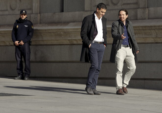 Pedro Sanchez et Pablo Iglesias à l'entrée du congrès des députés à Madrid le 30 mars 2016. © Sergio Perez - Reuters. Pedro Sanchez et Pablo Iglesias à l'entrée du congrès des députés à Madrid le 30 mars 2016. © Sergio Perez - Reuters.