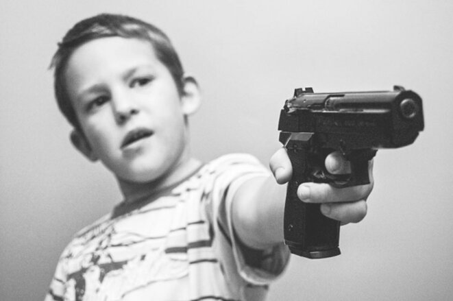 Les États-Unis arment leurs enfants, 18 000 jeunes meurent sous les balles.