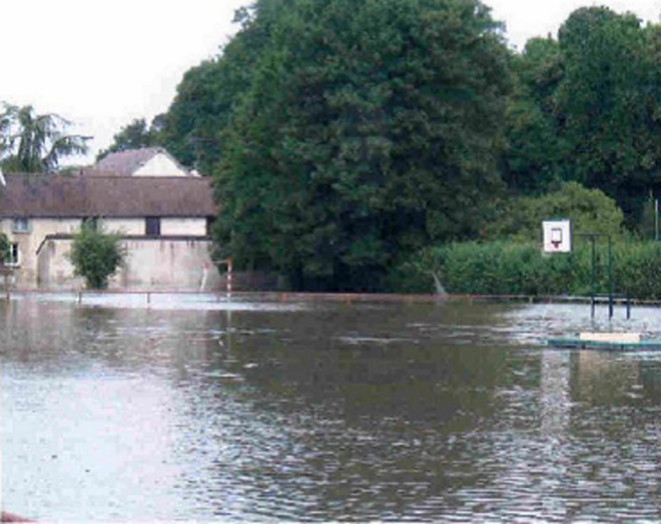 Terrain de sport de VILLEPREUX inondé par le rû de GALLY en 2001