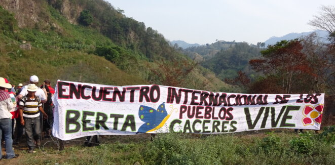 Hommage à Berta Cáceres sur les bords du Ríio Gualcarque © Kassandra Hommage à Berta Cáceres sur les bords du Ríio Gualcarque © Kassandra