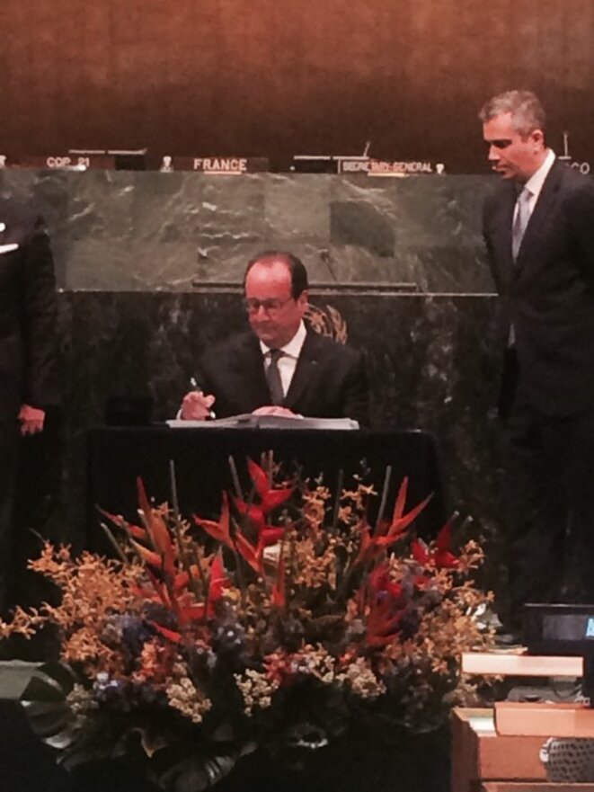 François HOLLANDE signant l'Accord de PARIS à l'ONU le 22 avril 2016