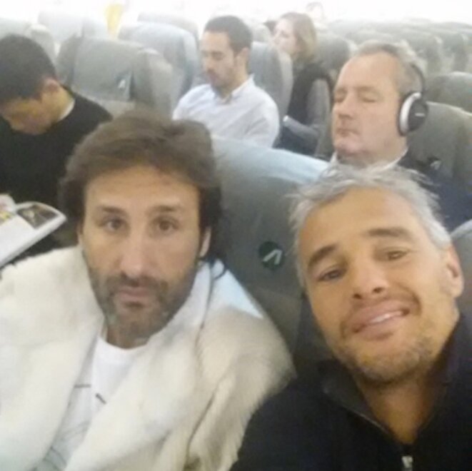 Arnaud Mimran, en manteau de fourrure blanc, et Farid Khider, en partance pour Milan. © Compte Instagram de Farid Khider Arnaud Mimran, en manteau de fourrure blanc, et Farid Khider, en partance pour Milan. © Compte Instagram de Farid Khider