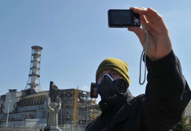Un touriste devant la centrale de Tchernobyl Un touriste devant la centrale de Tchernobyl