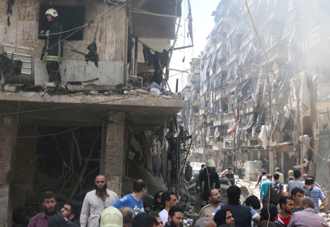 Des habitants du quartier de Bustan Al-Qasr, tenu par les révolutionnaires syriens, inspectent les dégâts après les bombardements de l'armée syrienne, jeudi 28 avril. © Abdalrhman Ismail/reuters Des habitants du quartier de Bustan Al-Qasr, tenu par les révolutionnaires syriens, inspectent les dégâts après les bombardements de l'armée syrienne, jeudi 28 avril. © Abdalrhman Ismail/reuters