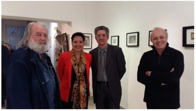 De gauche à droite : Georges Bru ; Lisette Narducci, maire des 2e et 3e arr. ; un collaborateur de mairie du 2e secteur ; François Vertadier, directeur de la Galerie Polysémie. © Photo fournie par la Galerie Polysémie TDR. De gauche à droite : Georges Bru ; Lisette Narducci, maire des 2e et 3e arr. ; un collaborateur de mairie du 2e secteur ; François Vertadier, directeur de la Galerie Polysémie. © Photo fournie par la Galerie Polysémie TDR.