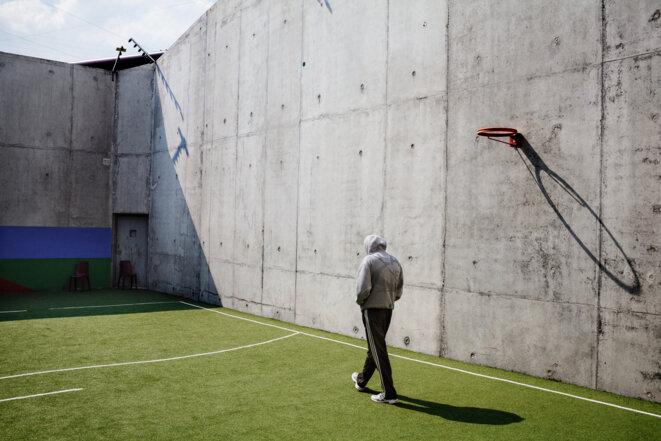 Un détenu parcourt un terrain de sport dans une prison © Grégoire Korganow / CGLPL Un détenu parcourt un terrain de sport dans une prison © Grégoire Korganow / CGLPL