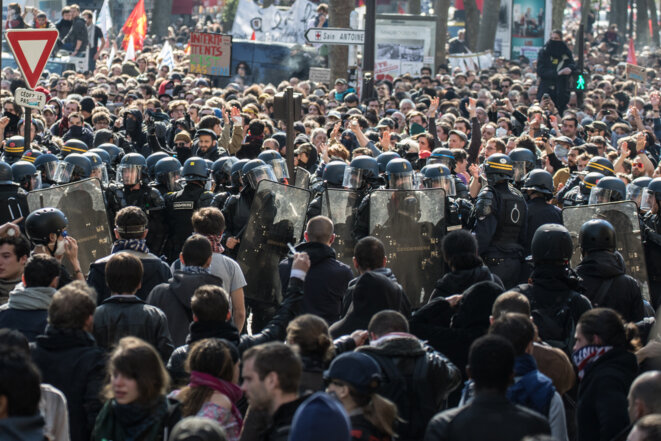 Le cortège coupé par un cordon de CRS, boulevard Diderot le 1er mai © Jérôme Chobeaux