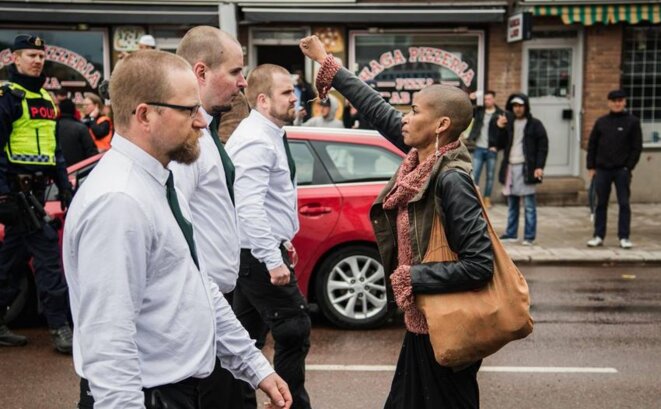 Le poing levé d’une femme face à 300 néo-nazis