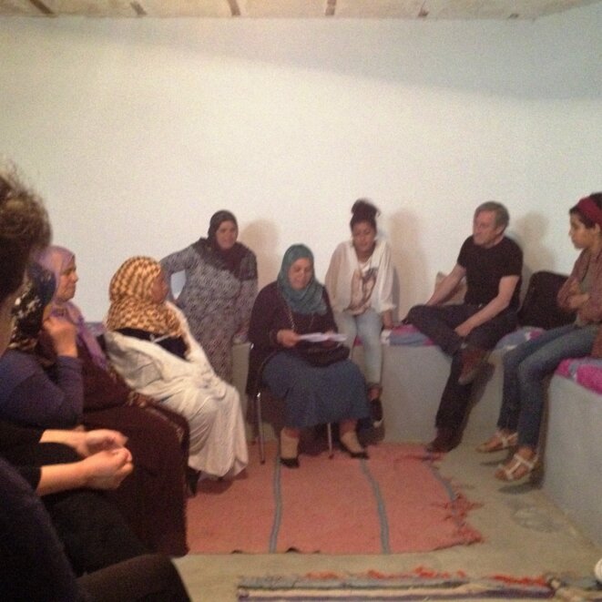 Des femmes de Redeyef lisant, disant chantant Ouled Ahmed © jpt Des femmes de Redeyef lisant, disant chantant Ouled Ahmed © jpt
