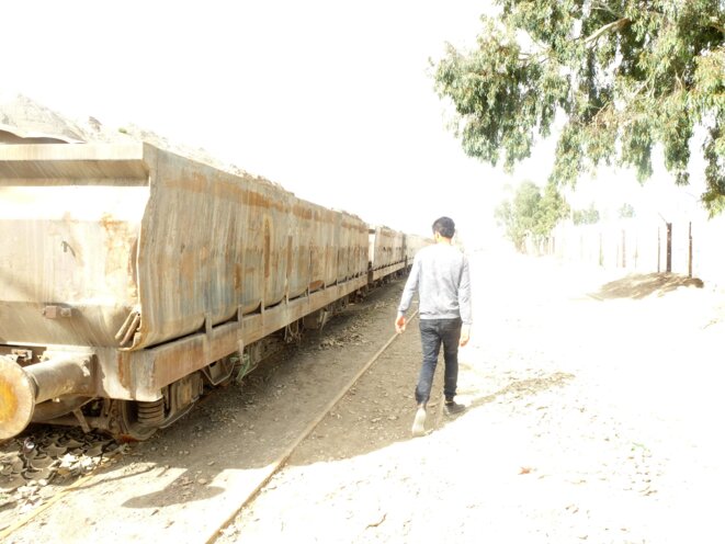 Près de la gare endormie de Redeyef, des wagons de phospahte en attente © jpt Près de la gare endormie de Redeyef, des wagons de phospahte en attente © jpt