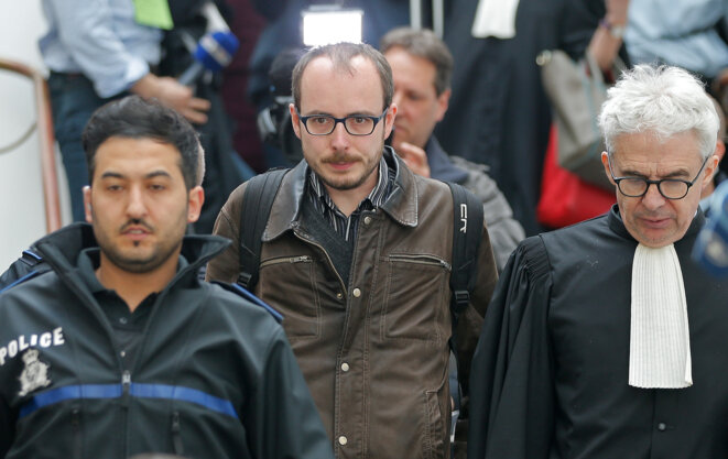 Antoine Deltour et son avocat William Bourdon, au tribunal de Luxembourg le 26 avril. © Reuters - Vincent Kessler