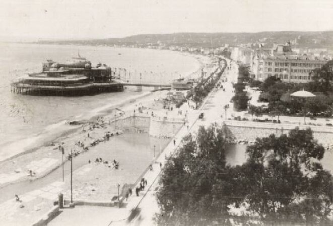 La Jetée-Promenade - milieu 1882 (Jean Giletta phot.) Archives photographiques (Médiathèque du Patrimoine) © Caisse Nationale des Monuments La Jetée-Promenade - milieu 1882 (Jean Giletta phot.) Archives photographiques (Médiathèque du Patrimoine) © Caisse Nationale des Monuments