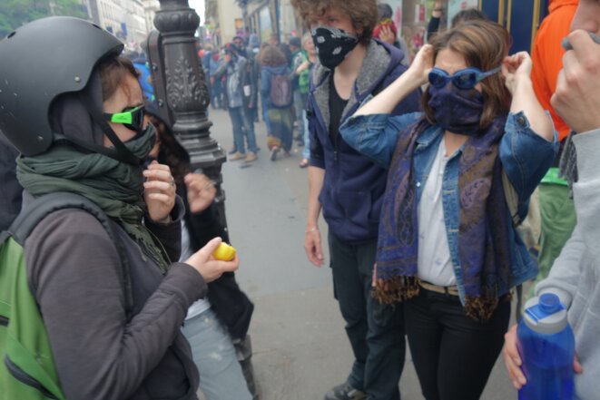 Des jeunes s'équipent. « On n'est pas des casseurs mais on en a marre de se faire gazer à chaque manif' » © Rachida El Azzouzi Des jeunes s'équipent. « On n'est pas des casseurs mais on en a marre de se faire gazer à chaque manif' » © Rachida El Azzouzi