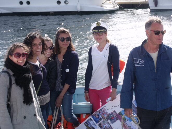 Elisabeth (casquette). Cette Bavaroise est venue à Marseille grâce à Eurocircle ; à droite, Philippe, le commandant du pointu "l'Espadon", bateau amiral ; à gauche, les passagères italiennes : elles sont étudiantes et bénéficient d'une bourse européenne. © Philippe LEGER Elisabeth (casquette). Cette Bavaroise est venue à Marseille grâce à Eurocircle ; à droite, Philippe, le commandant du pointu "l'Espadon", bateau amiral ; à gauche, les passagères italiennes : elles sont étudiantes et bénéficient d'une bourse européenne. © Philippe LEGER