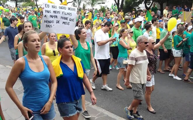 Manifestation de la classe moyenne contre Dilma à Porto Alegre. Manifestation de la classe moyenne contre Dilma à Porto Alegre.