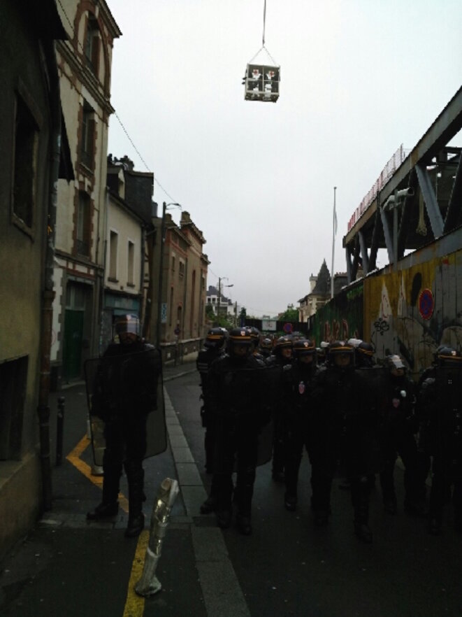 La nacelle de chantier utilisée par le RAID lors de l'évacuation de la Maison du peuple © DR La nacelle de chantier utilisée par le RAID lors de l'évacuation de la Maison du peuple © DR