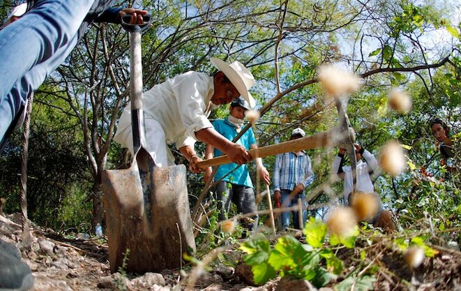 La population d'Iguala fouille pour retrouver des fosses communes (en 2014) © Reuters La population d'Iguala fouille pour retrouver des fosses communes (en 2014) © Reuters