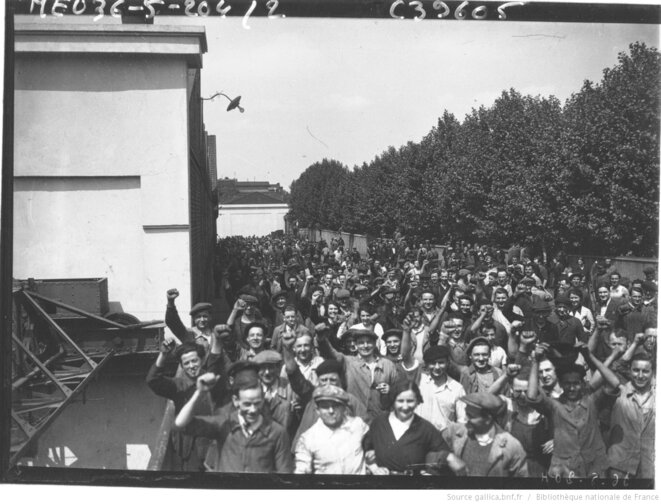 Ouvriers de Renault massés sur le pont de l'île Seguin, juin 1936. Agence Rol. Source: www.gallica.fr Ouvriers de Renault massés sur le pont de l'île Seguin, juin 1936. Agence Rol. Source: www.gallica.fr