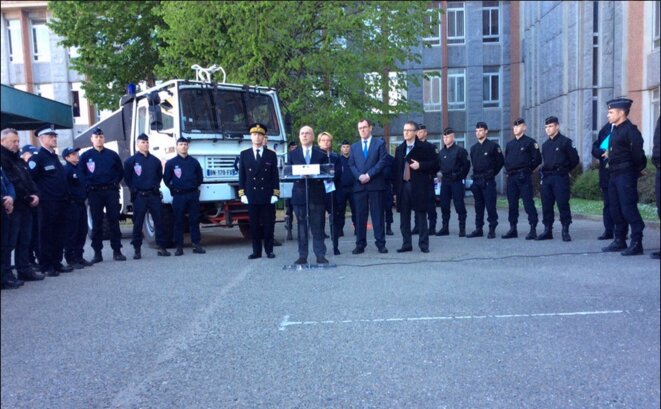 Bernard Cazeneuve, dimanche dernier, passant en revue les forces de l'ordre. En arrière-plan, un canon à eau. © DR