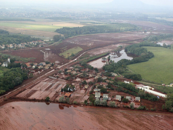 Quand une vague de boue rouge engloutit plusieurs villages en Hongrie