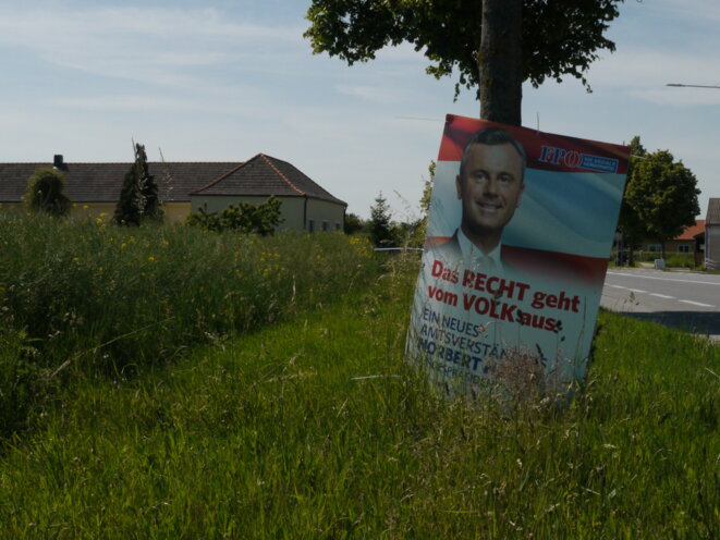 « Le droit vient du peuple. » Affiche électorale du candidat du FPÖ, Norbert Hofer, à l'entrée du village de Nickelsdorf. © AP « Le droit vient du peuple. » Affiche électorale du candidat du FPÖ, Norbert Hofer, à l'entrée du village de Nickelsdorf. © AP