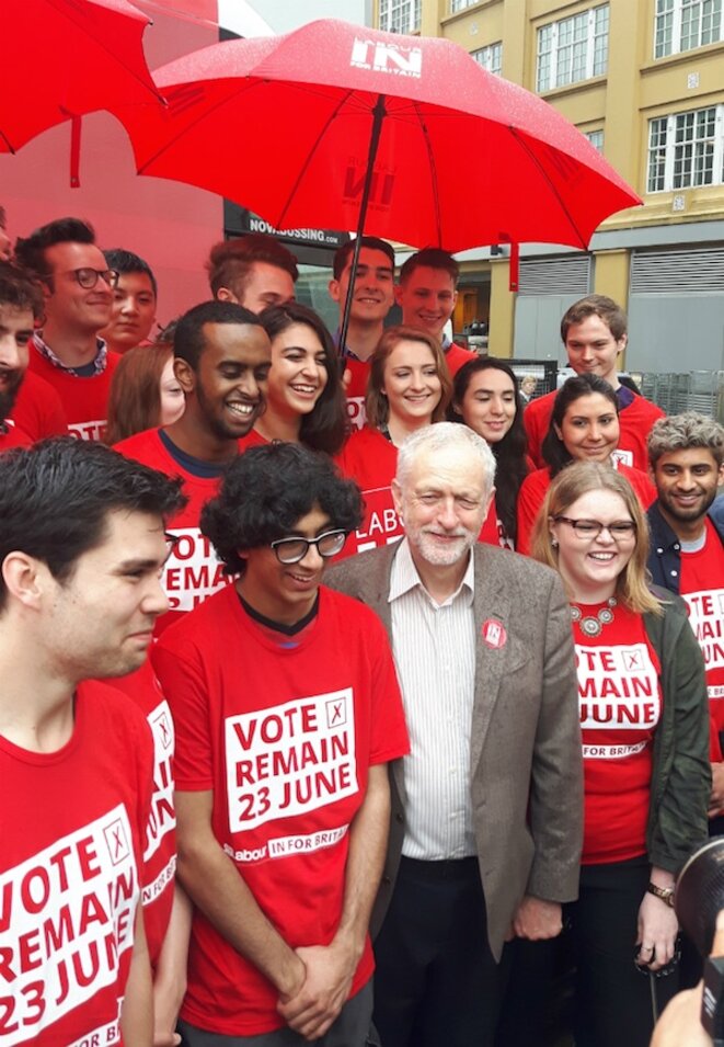 Jeremy Corbyn avec des jeunes travaillistes faisant campagne pour le « Remain » c'est-à-dire en faveur du maintien de la Grande-Bretagne dans l'UE Jeremy Corbyn avec des jeunes travaillistes faisant campagne pour le « Remain » c'est-à-dire en faveur du maintien de la Grande-Bretagne dans l'UE