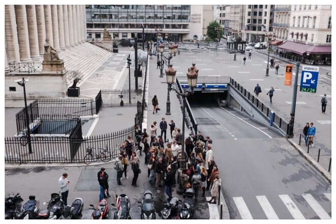 Lundi 15 heures, place de la Bourse, en face de "L'Obs", pendant le débrayage... Lundi 15 heures, place de la Bourse, en face de "L'Obs", pendant le débrayage...