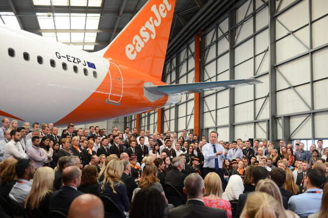 David Cameron en campagne, expliquant dans un hangar d'EasyJet que le coût des vacances sur le continent augmentera si la Grande-Bretagne quitte l'Union européenne. © Georgina Coupe/ Crown copyright David Cameron en campagne, expliquant dans un hangar d'EasyJet que le coût des vacances sur le continent augmentera si la Grande-Bretagne quitte l'Union européenne. © Georgina Coupe/ Crown copyright