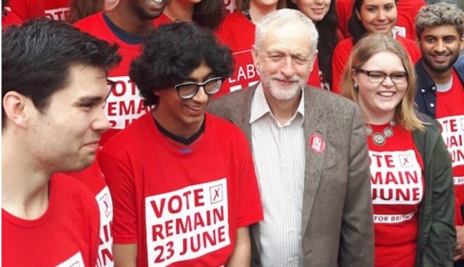 Jeremy Corbyn avec des jeunes travaillistes en campagne pour le «Remain» c'est-à-dire pour le maintien dans l'UE. Jeremy Corbyn avec des jeunes travaillistes en campagne pour le «Remain» c'est-à-dire pour le maintien dans l'UE.