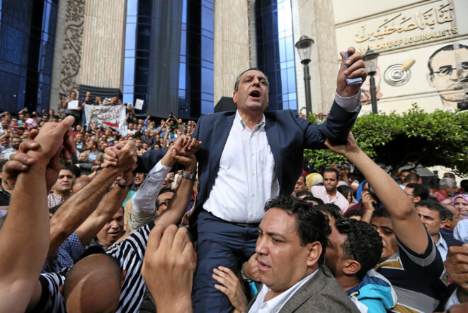 Yehia Kalash, le président du syndicat des journalistes, le 4 mai 2016 lors d'une manifestation au Caire contre les restrictions sur la liberté de la presse et pour la libération de journalistes emprisonnés © Reuters Yehia Kalash, le président du syndicat des journalistes, le 4 mai 2016 lors d'une manifestation au Caire contre les restrictions sur la liberté de la presse et pour la libération de journalistes emprisonnés © Reuters