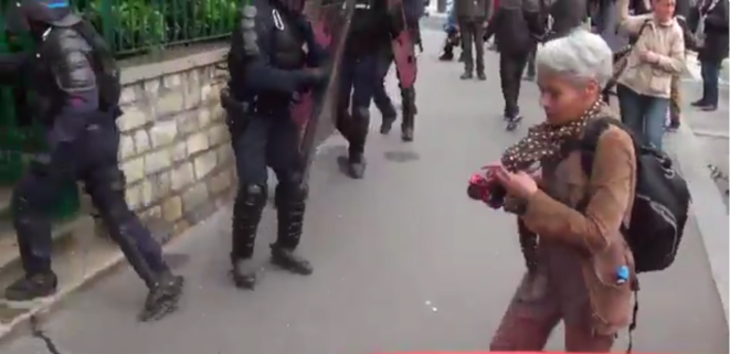 Un gendarme se met à l'abri après avoir lancé une grenade Porte de Vincennes à Paris le 26 mai 2016 © via twitter @GazarLoic Un gendarme se met à l'abri après avoir lancé une grenade Porte de Vincennes à Paris le 26 mai 2016 © via twitter @GazarLoic