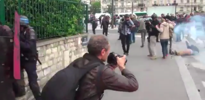 Un journaliste est blessé à la tête suite au jet d'une grenade Porte de Vincennes à Paris le 26 mai 2016 © via twitter @GazarLoic Un journaliste est blessé à la tête suite au jet d'une grenade Porte de Vincennes à Paris le 26 mai 2016 © via twitter @GazarLoic