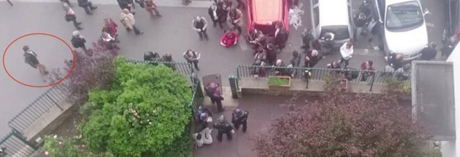 Romain D. s'approche de l'entrée de la cour, où les policiers se sont retranchés © Vidéo Claire Ernzen