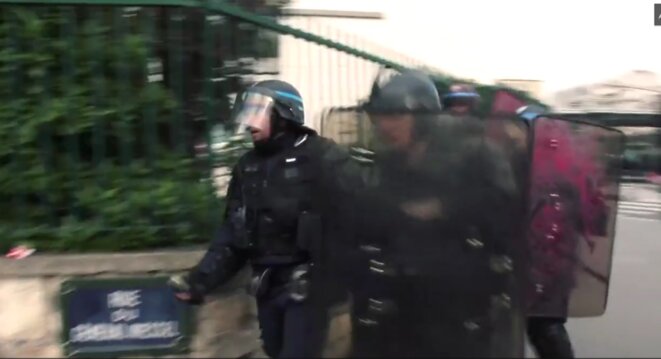 Les policiers rejoignent leurs collègues, en avant le gradé tient déjà la grenade à la main droite. © Capture d'écran de la vidéo réalisée par LDC.