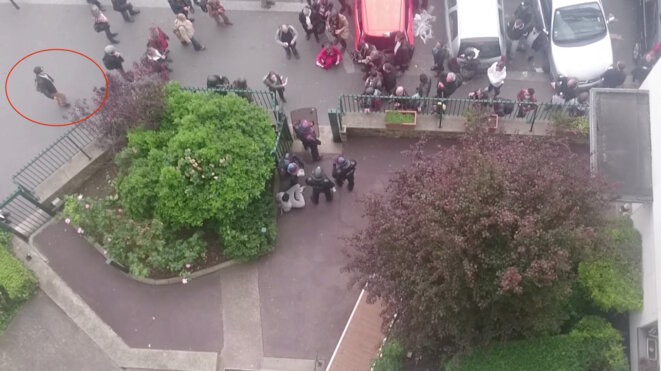 Romain D. s'approche de l'entrée de la cour, où les policiers se sont retranchés © Vidéo Claire Ernzen