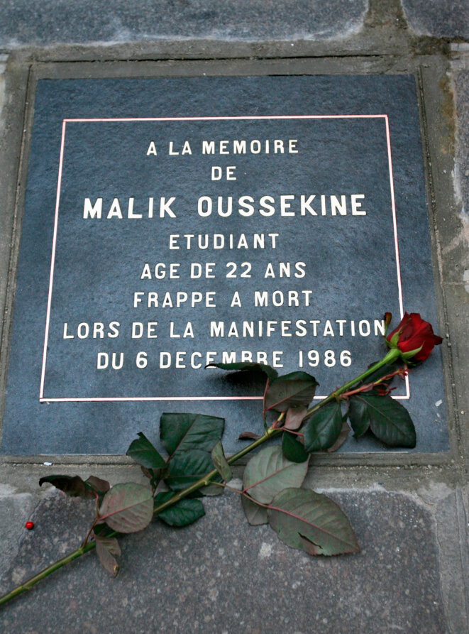 Plaque à la mémoire de Malik Oussekine. © Reuters Plaque à la mémoire de Malik Oussekine. © Reuters