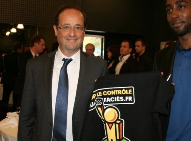 François Hollande candidat en 2012, lorsqu'il rencontrait les responsables de l'association Stop contrôle au faciès. © Reuters François Hollande candidat en 2012, lorsqu'il rencontrait les responsables de l'association Stop contrôle au faciès. © Reuters